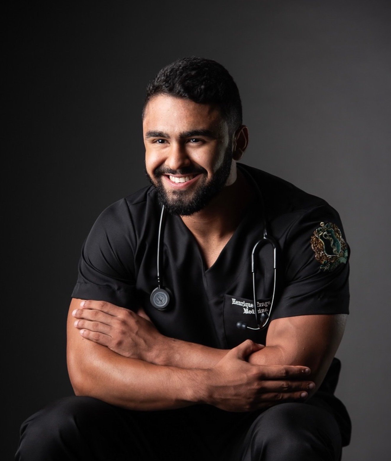 Henrique Fraga III usando roupa médica